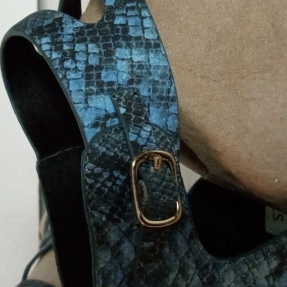 Steve Madden Gladiator Style Sandals 10B Blue Snake Print. Preowned - Picture 5 of 9